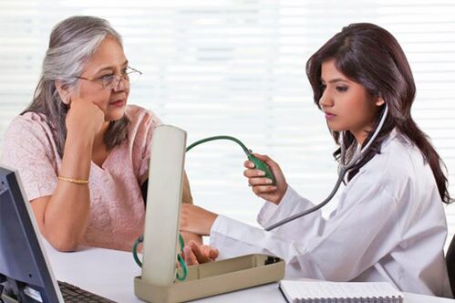 doctors measure blood pressure in hypertension